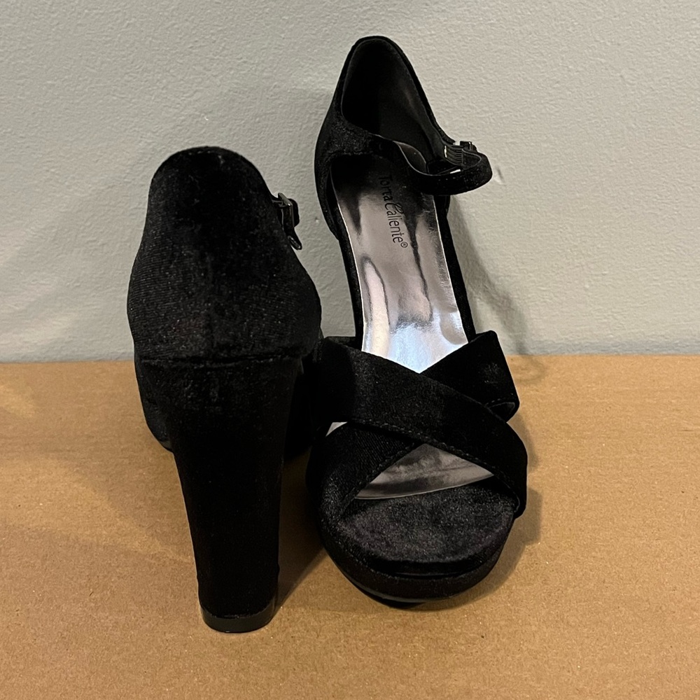 Torta Caliente Black Velvet Heels
